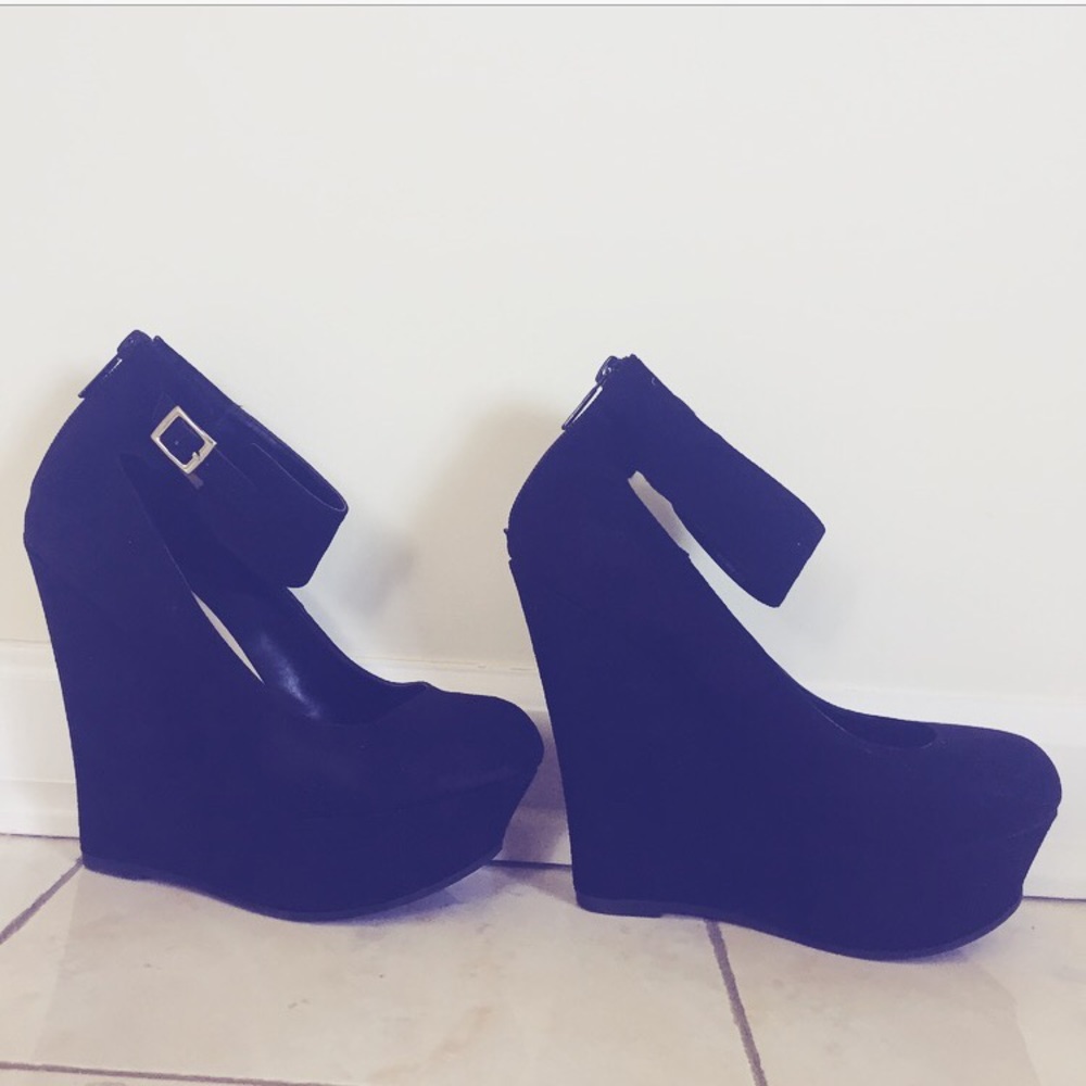 Black wedges, silver buckle.
