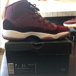Air Jordan 11 Retro (Velvet Maroons) (size: 7Y)