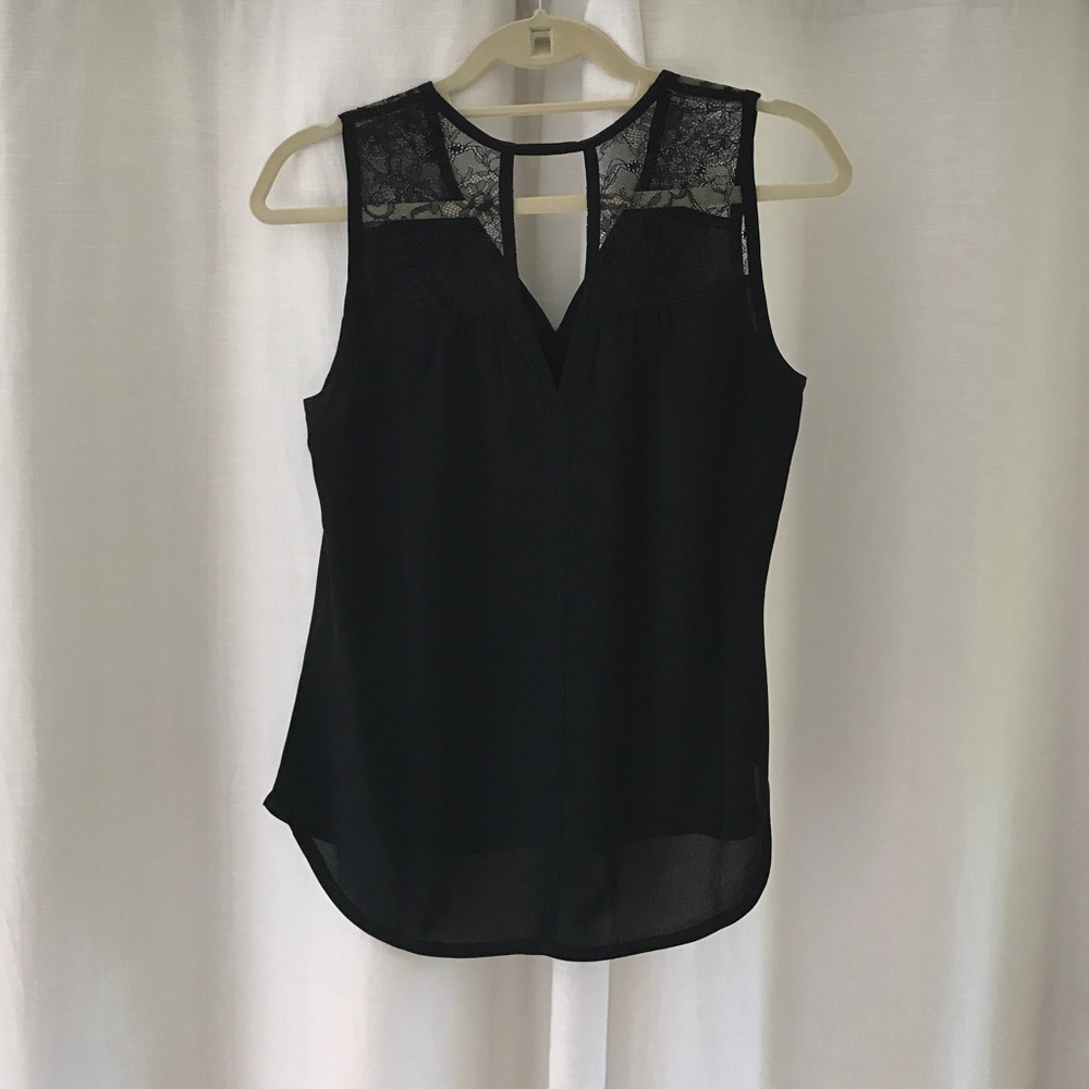 Banana Republic (XS) lace detail top - Picture 2 of 4