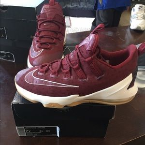 Lebron XIII Low (maroon) ( Size 7Y)