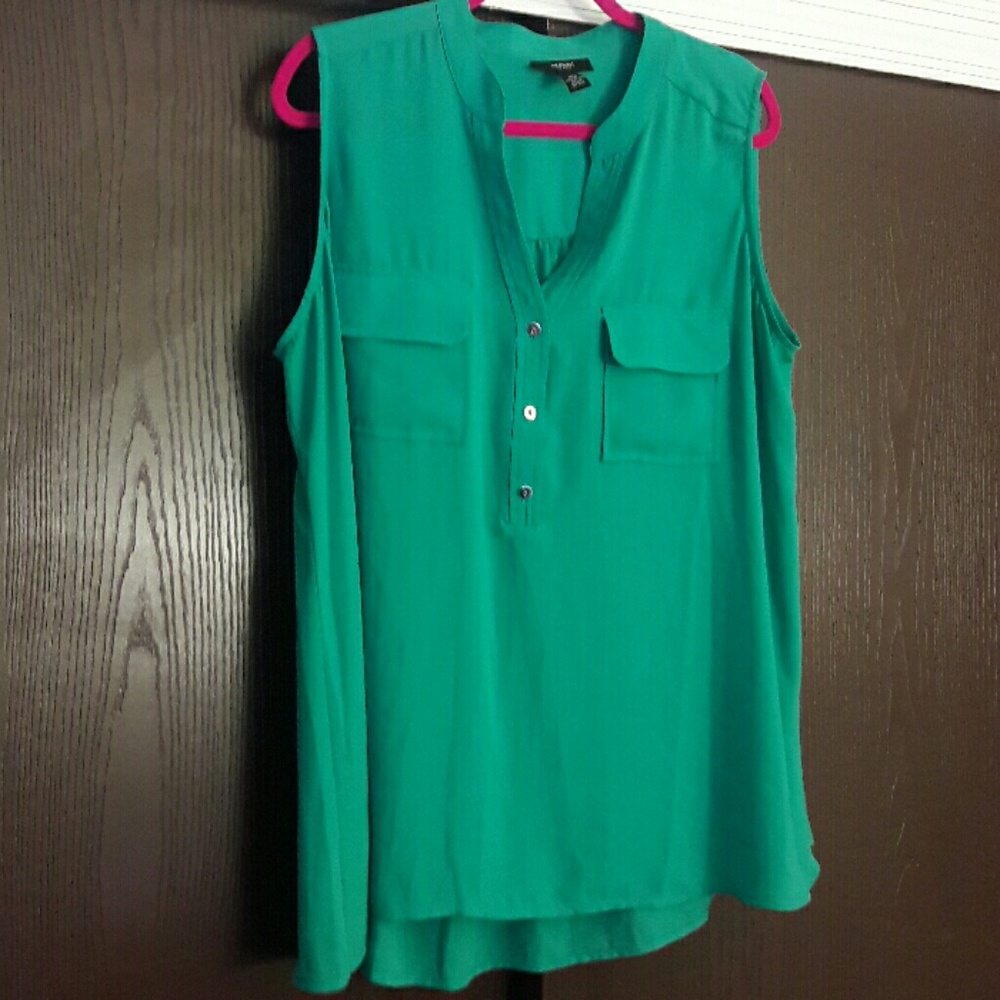 Sleeveless dress shirt