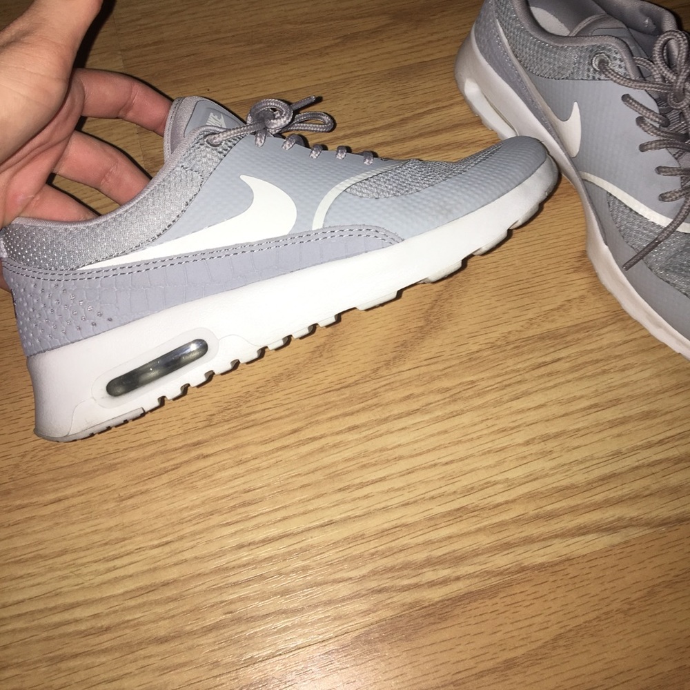 FARELY NEW NIKE AIR THEA