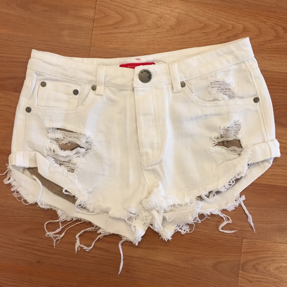 *LAST 1* Kourtney Distressed Cut-Off Denim Shorts