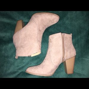 Heeled ankle boots (beige)
