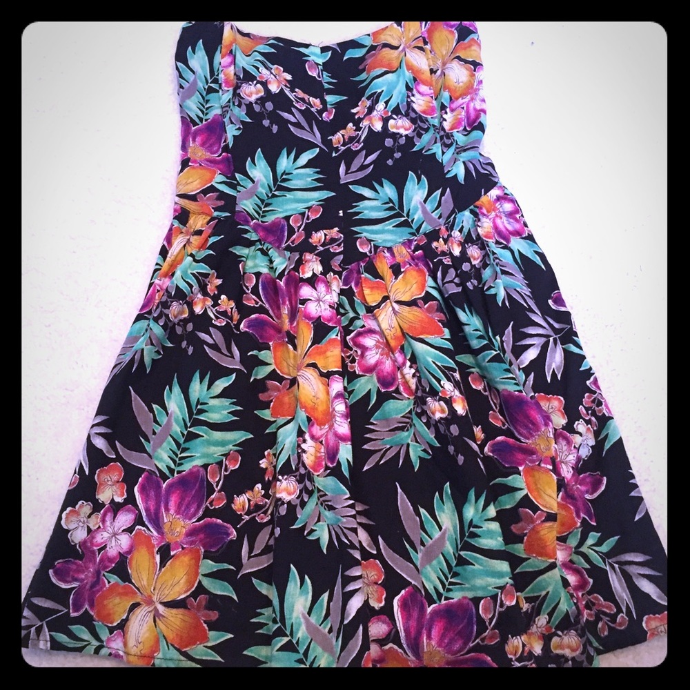 Strapless tropical leaf dress