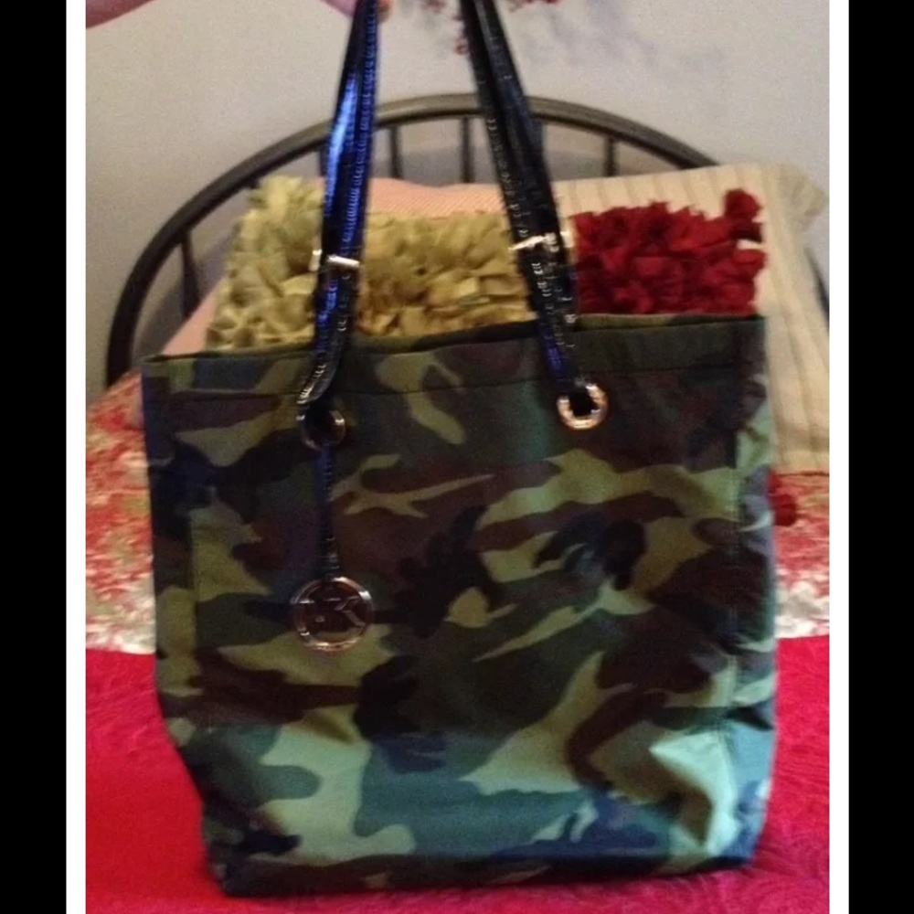 Michael Kors Shoulder Tote Camo