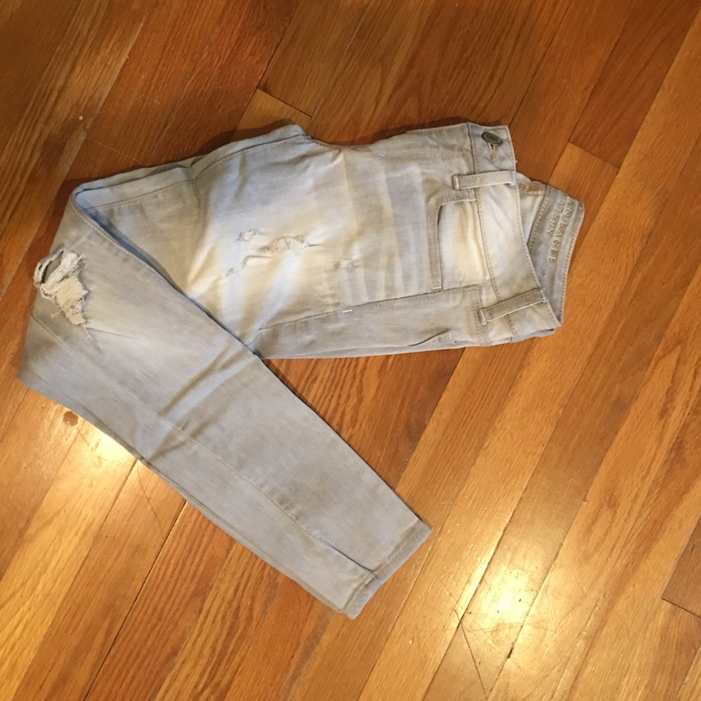 AMERICAN EAGLE gray ripped jeans