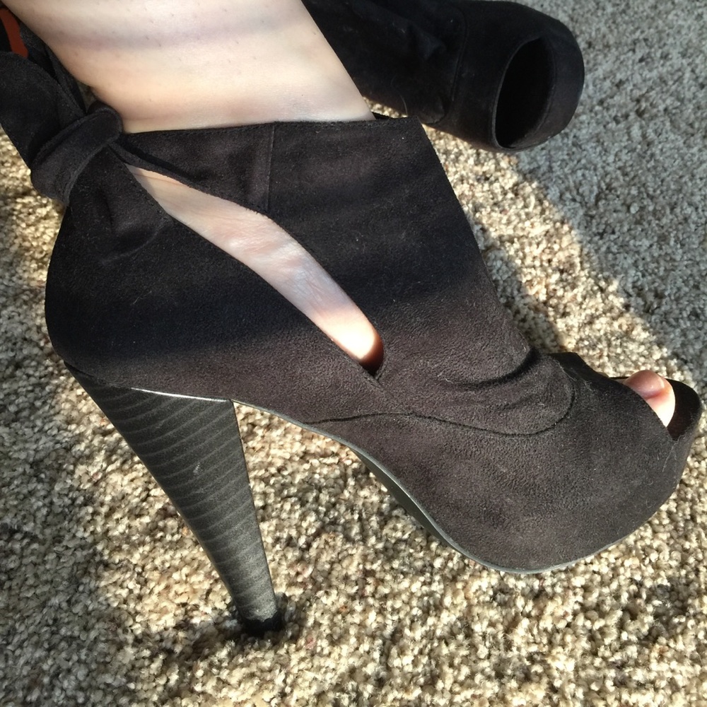 Sexy black high heels worn once