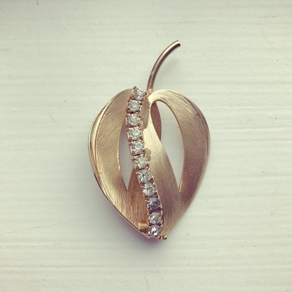 Gold tone & rhinestone apple fruit pin / brooch
