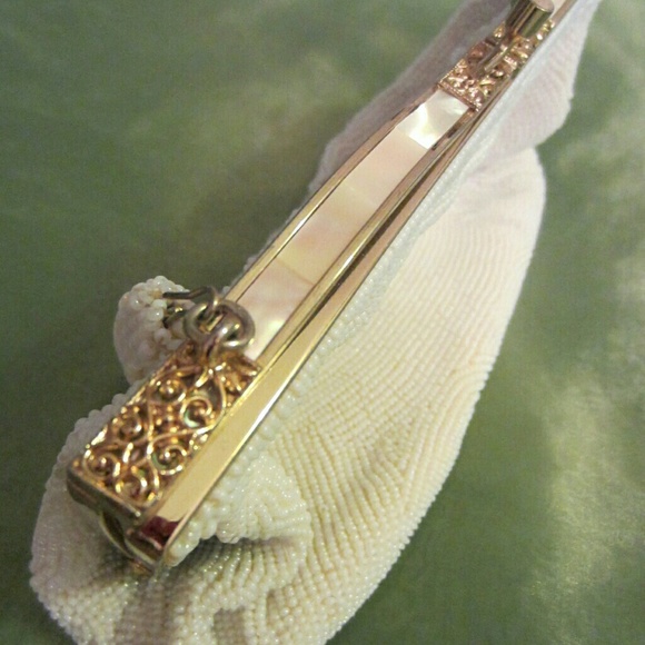 Broadway Exclusive White Sequined Floral Beaded Handbag MOP On Brass Frame - Picture 6 of 15
