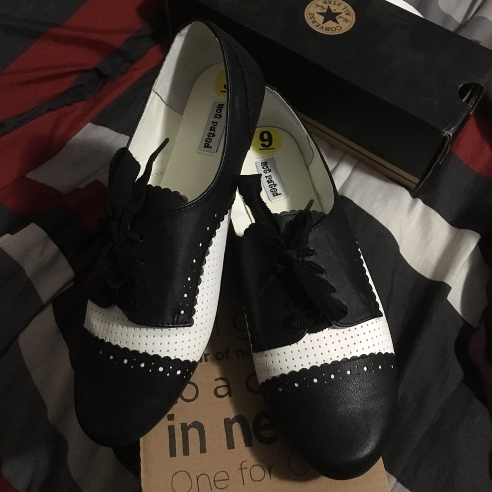 Black & White Flats SALE!
