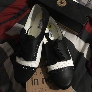 Black & White Flats SALE!