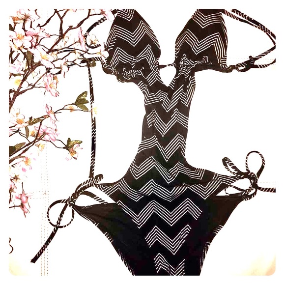 Charlie by Matthew Zink Monokini seen on Rihanna - Picture 3 of 7