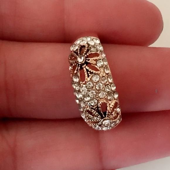 25% off 💍 B21 Beautiful Gold Tone Zircon Ring - Picture 3 of 8