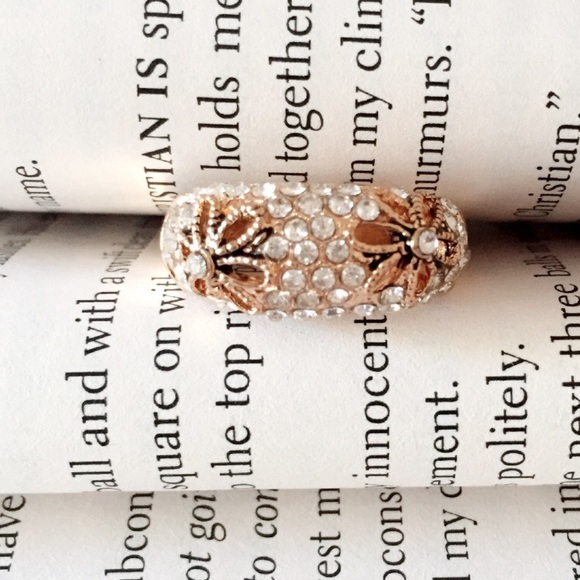 25% off 💍 B21 Beautiful Gold Tone Zircon Ring - Picture 5 of 8