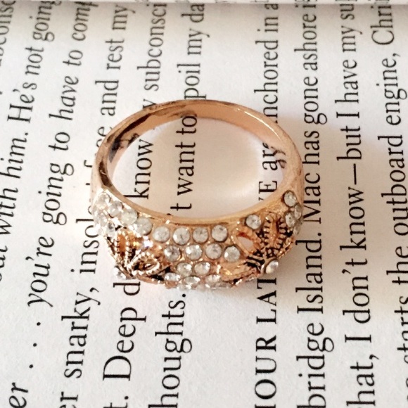 25% off 💍 B21 Beautiful Gold Tone Zircon Ring - Picture 6 of 8