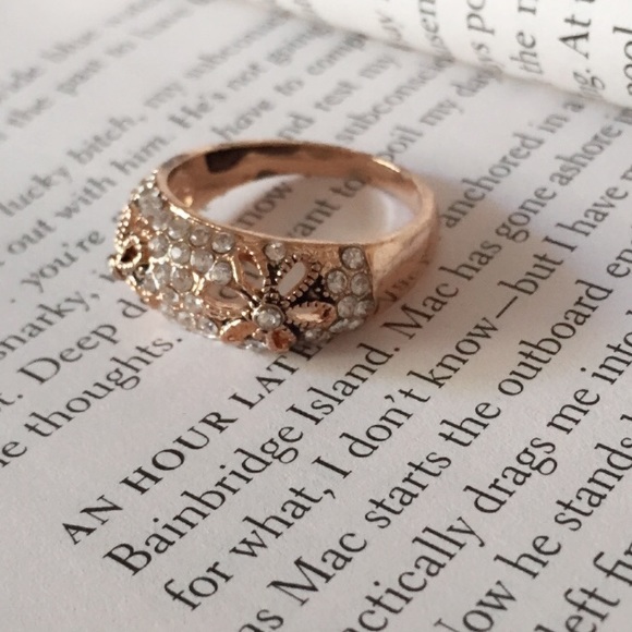 25% off 💍 B21 Beautiful Gold Tone Zircon Ring - Picture 2 of 8