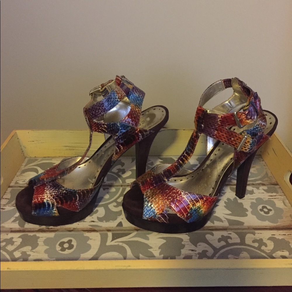 Multi-color snack skin size 8 BCBG Girl pump