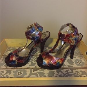 Multi-color snack skin size 8 BCBG Girl pump
