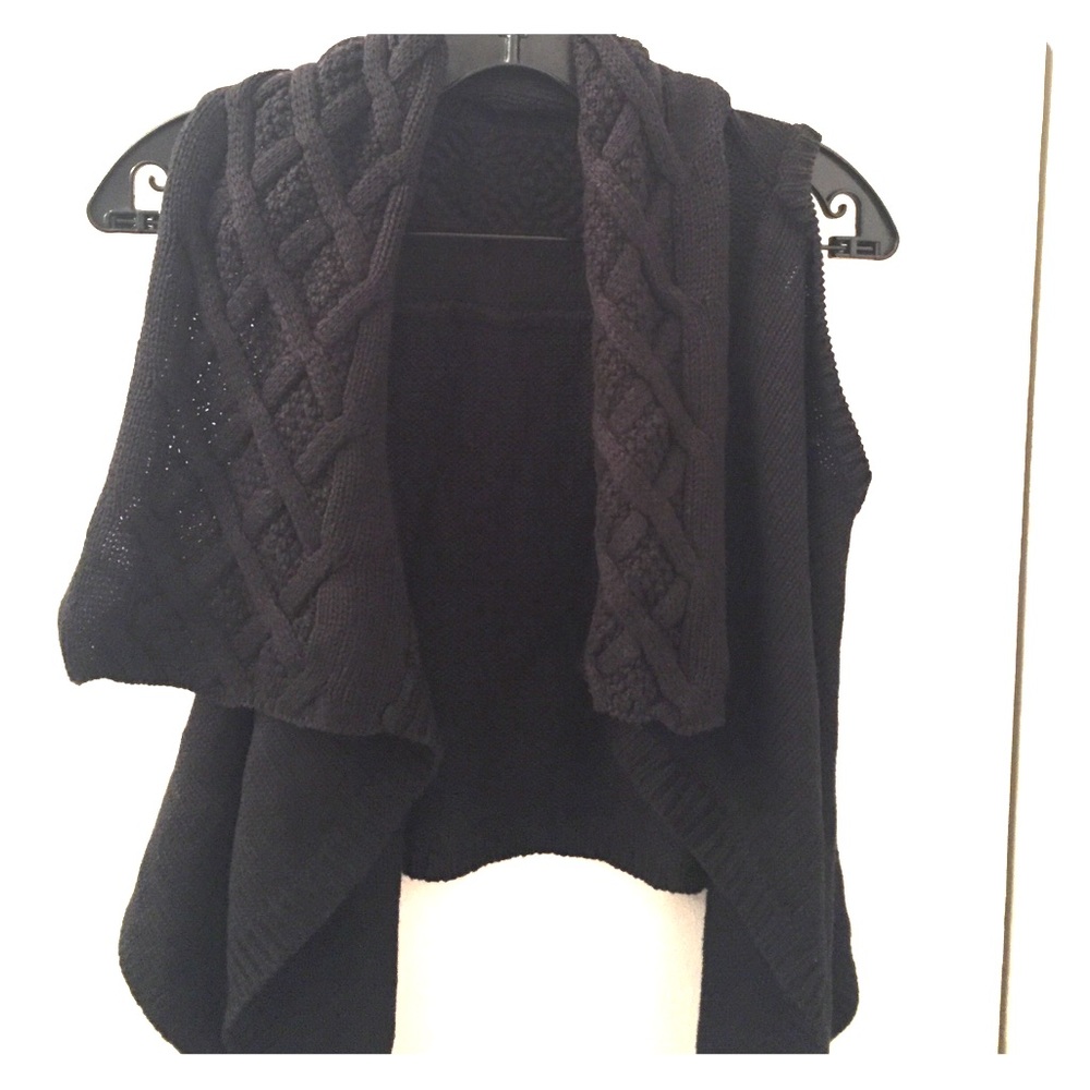 Shae black sweater vest size s