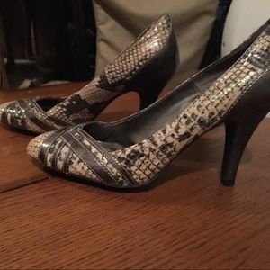 Grey metallic snakeskin pump