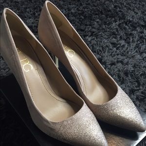 Nude pumps with gold sparkles on the toe