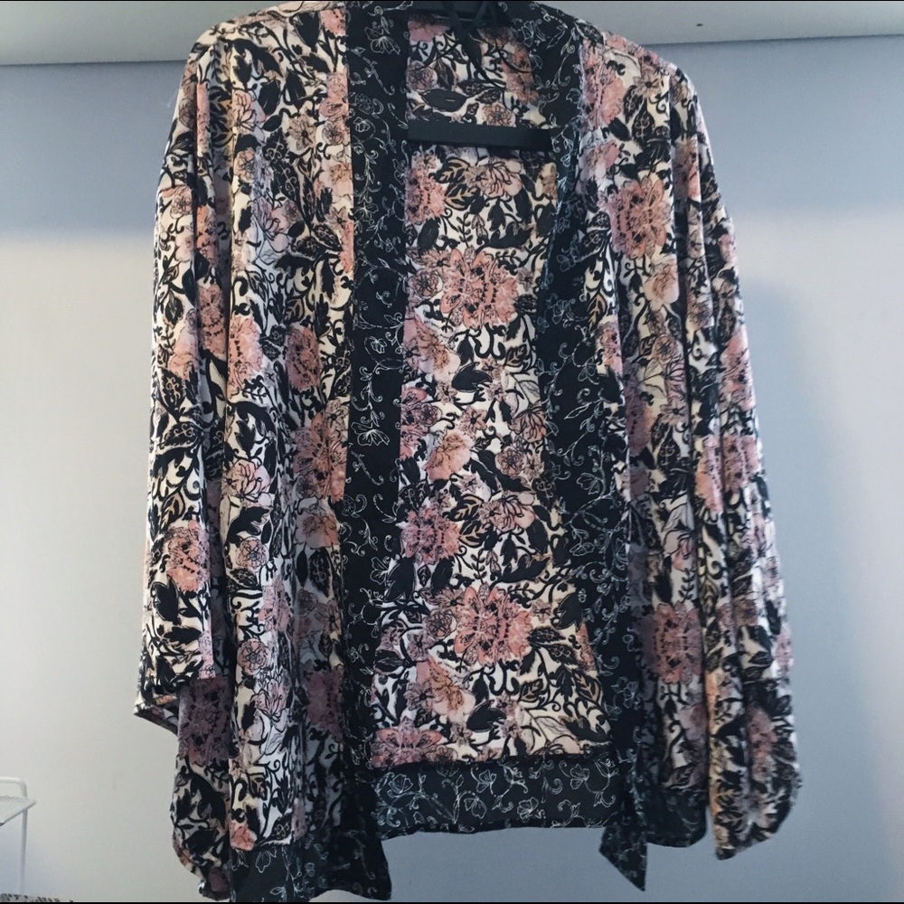 Urban Outfitters Floral Kimono 🌸