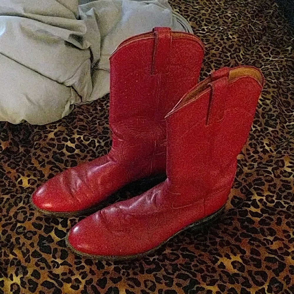 Red women's cowboy boots size 9