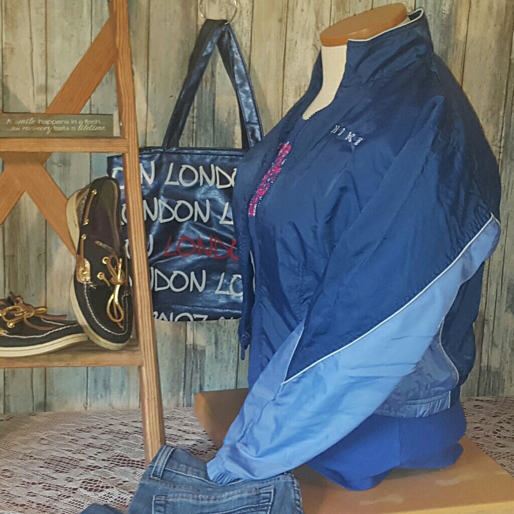 Nike Cropped Waist Windbreaker - Picture 2 of 3