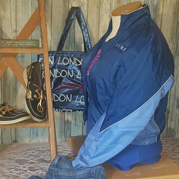 Nike Cropped Waist Windbreaker - Picture 2 of 3