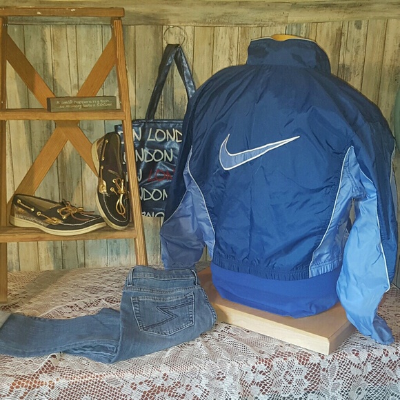 Nike Cropped Waist Windbreaker - Picture 3 of 3