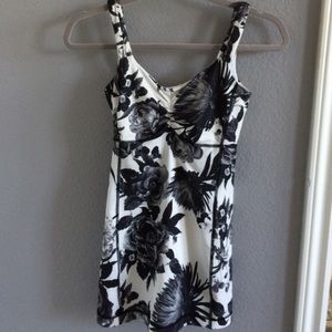 Lululemon size 4 floral top