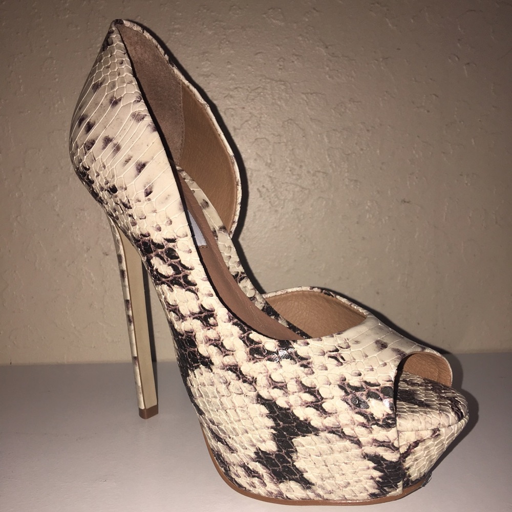 Steve Madden snake skin pump