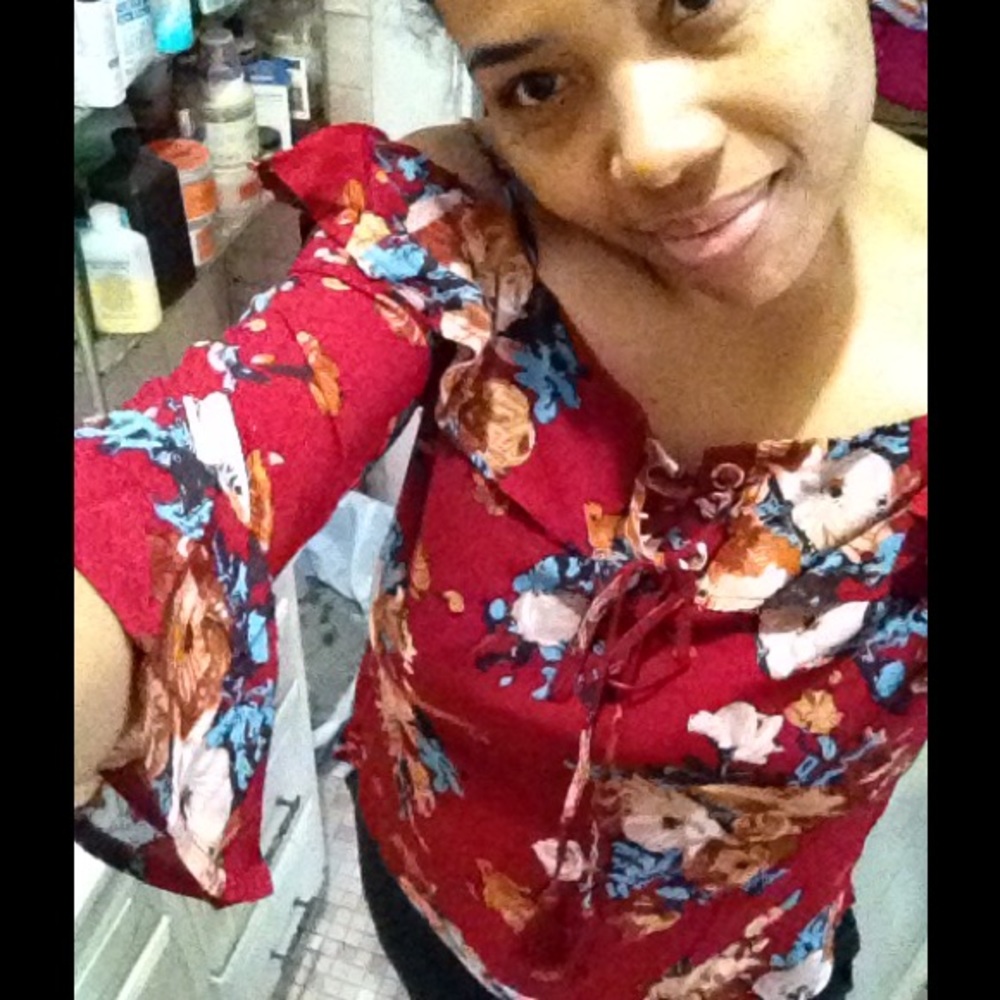 🎉 HP 🎉 Gorgeous  floral cold shoulder top - Picture 4 of 6