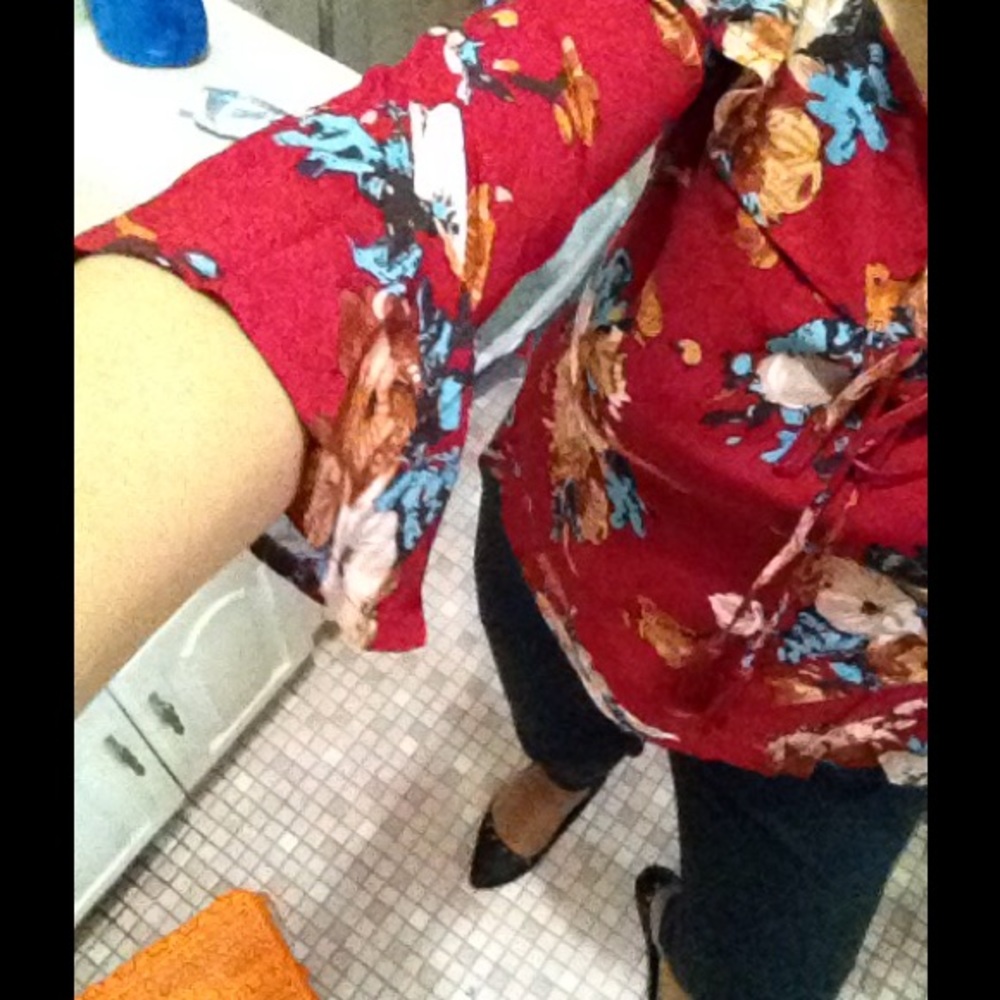 🎉 HP 🎉 Gorgeous  floral cold shoulder top - Picture 5 of 6