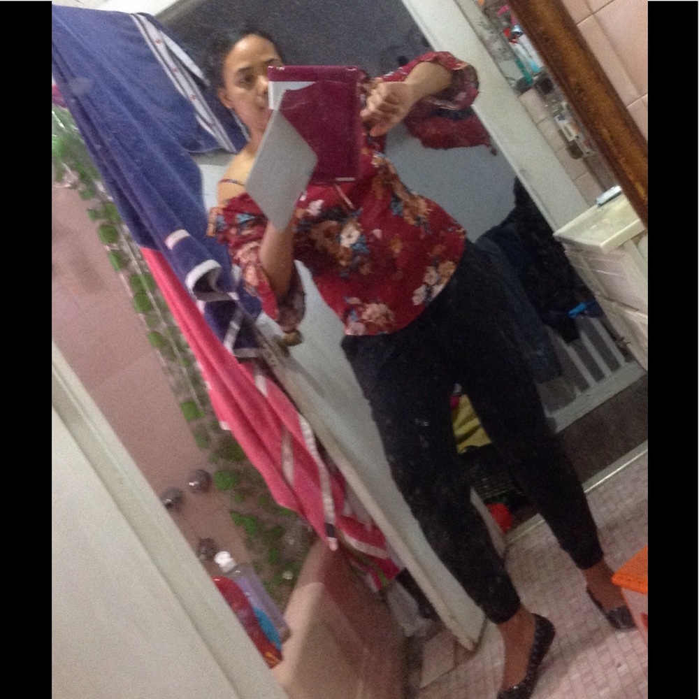 🎉 HP 🎉 Gorgeous  floral cold shoulder top - Picture 6 of 6