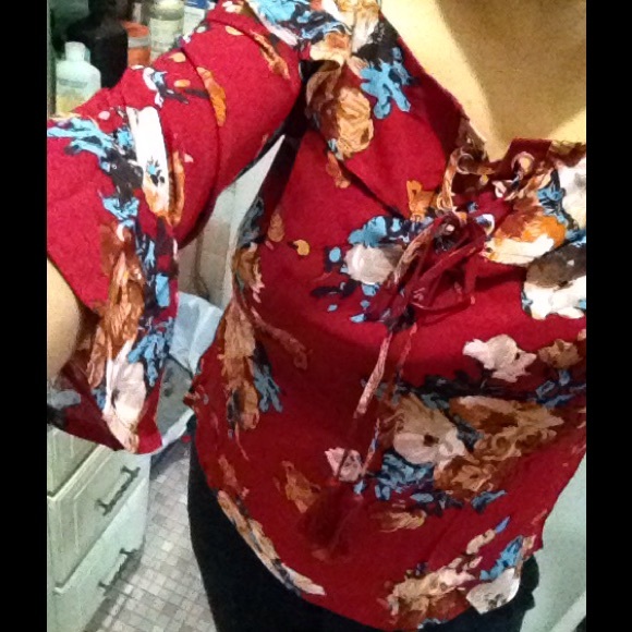 🎉 HP 🎉 Gorgeous  floral cold shoulder top - Picture 3 of 6