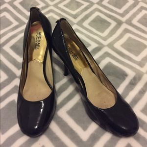 MICHAEL Michael Kors Black Patent Pumps 9.5
