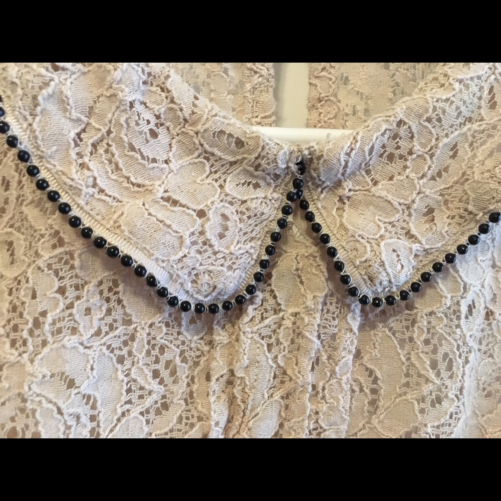 Keyhole thick lace sleeveless top w black beads