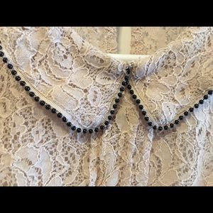 Keyhole thick lace sleeveless top w black beads