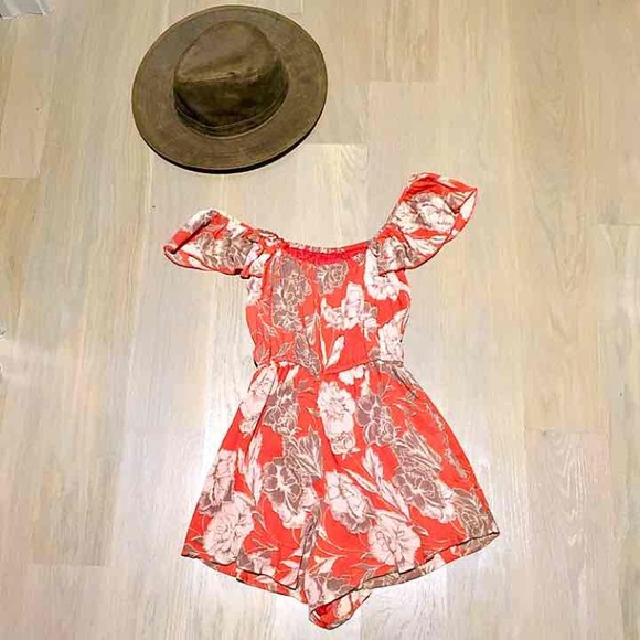 Amuse Society XS NWT printed romper w off shoulder - Picture 4 of 8