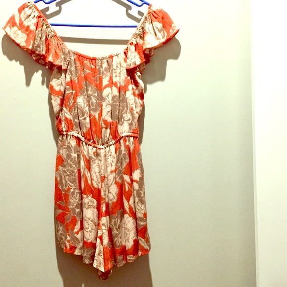 Amuse Society XS NWT printed romper w off shoulder - Picture 7 of 8