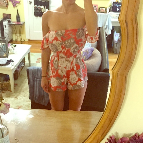 Amuse Society XS NWT printed romper w off shoulder - Picture 8 of 8