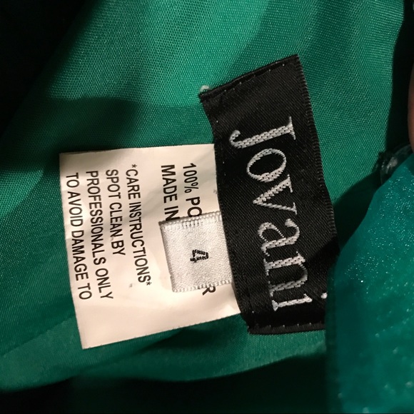 One shoulder, emerald green JOVANI gown 😍 - Picture 2 of 2