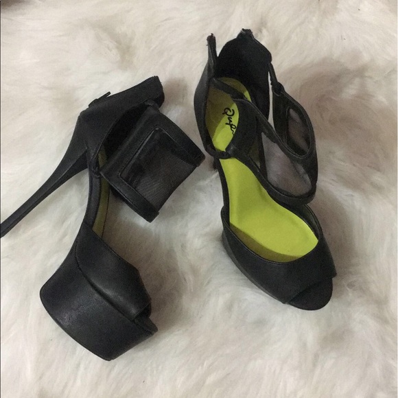 Shoes - ▪️black and lime green pumps