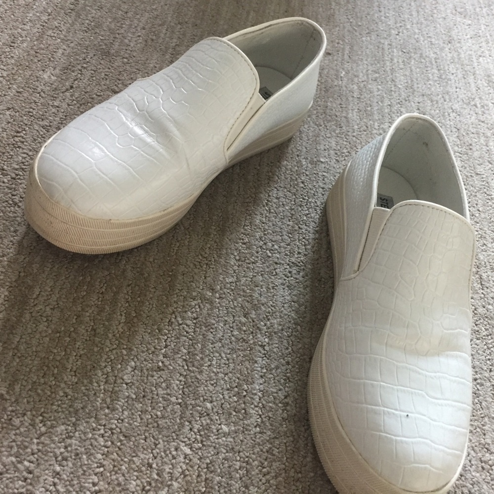 Steve Madden white CROCO platform slip on