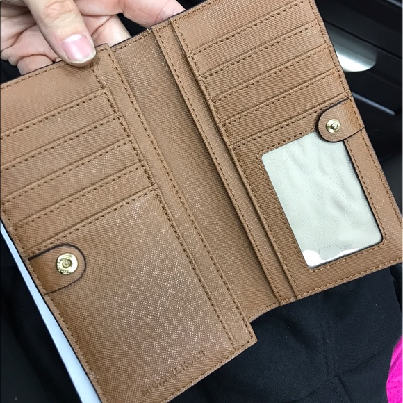 Michael Kors Signature Wallet - Picture 2 of 4