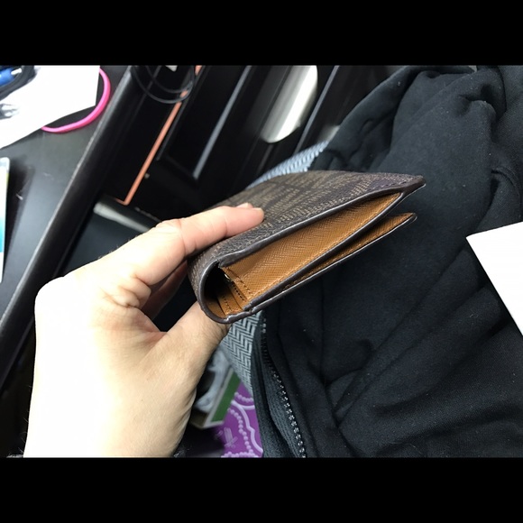 Michael Kors Signature Wallet - Picture 3 of 4