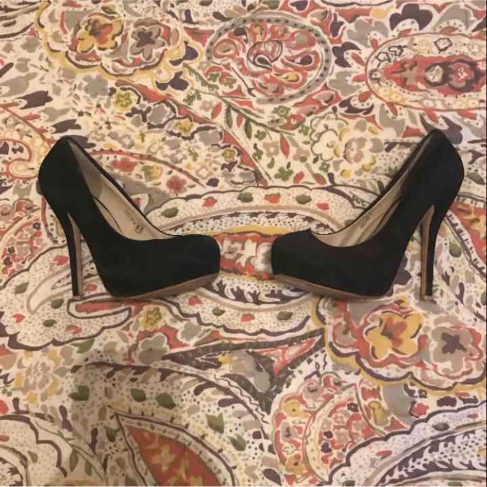 Black pumps