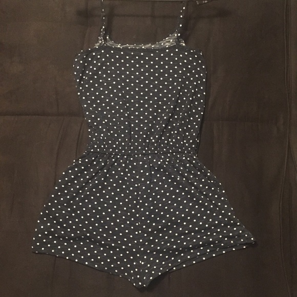 An adorable Navy blue &white polka dot romper⚪️🔵 - Picture 2 of 3